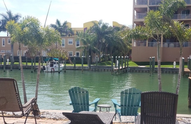 WATERFRONT BOAT ⛵️DOCK Pet 🐶FRIENDLY WALK TO BEACH 🏖️FIREPLACE 🔥BBQ Free Parking