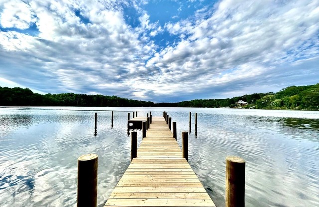 Waterfront Cabin! Dock, Paddle, Kayak, Outdoor Movie, Karaoke, and More!