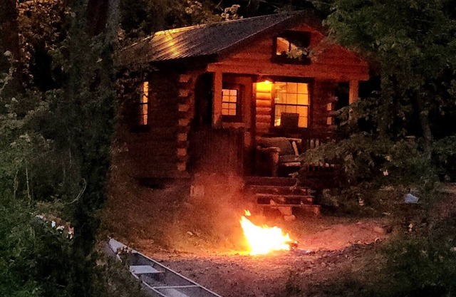Waterfront Cabin - Hot Tub - Free Bikes, Kyaks, Canoes, Paddle, & Fishing Boats!