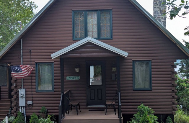 Waterfront cabin/Military discount/Kayaks/Fire pit/beach/No pet fee/deck