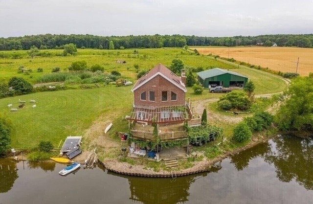WATERFRONT CABIN