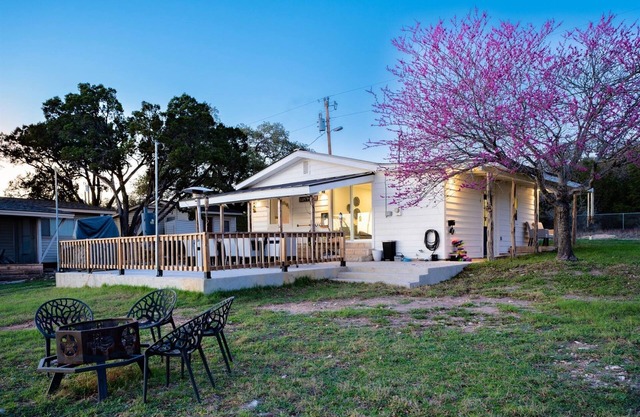 Waterfront Cabin w Dock, Kayak, SUPs sleeps 7