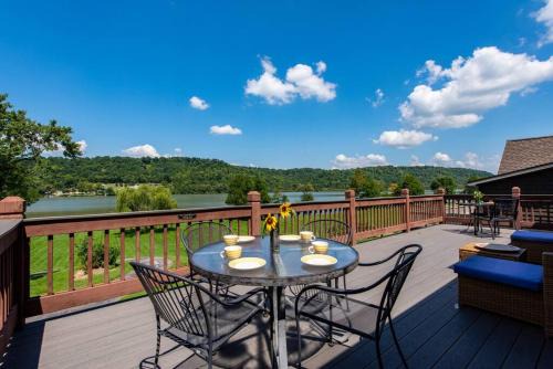 Waterfront Cabin With A View, Large Family Retreat, Pet Friendly