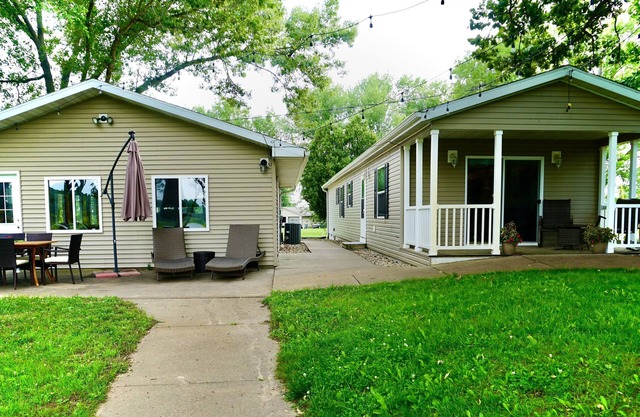 Waterfront cabin with amazing views- Short drive to Dubuque,IA