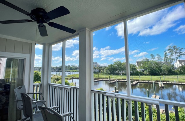 Waterfront Condo at Eastport Golf Club. Pet friendly 1st floor 10mins to beach