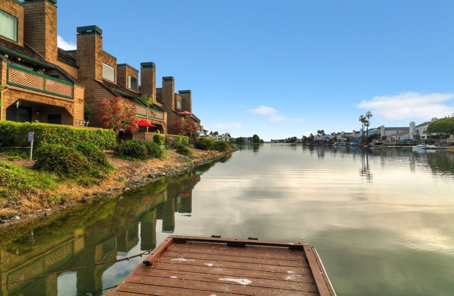 Waterfront Condo, Expansive Views from Most Rooms, Central Bay Area Locationn