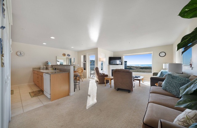 Waterfront condo with ocean views, pool, hot tub, gym & W/D - dog-friendly