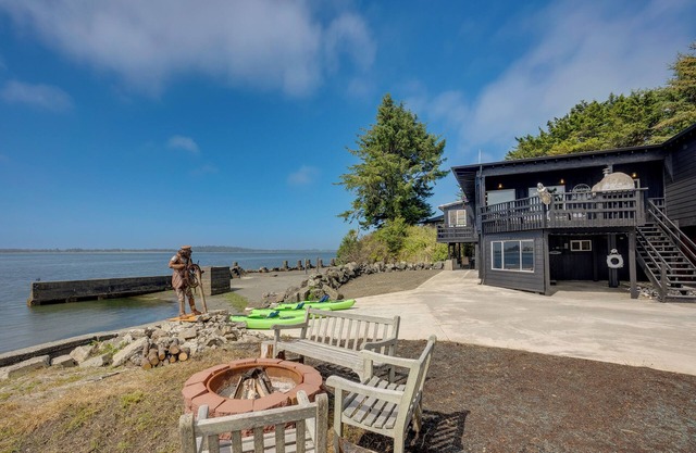 Waterfront Coos Bay Retreat w/Kayaks!