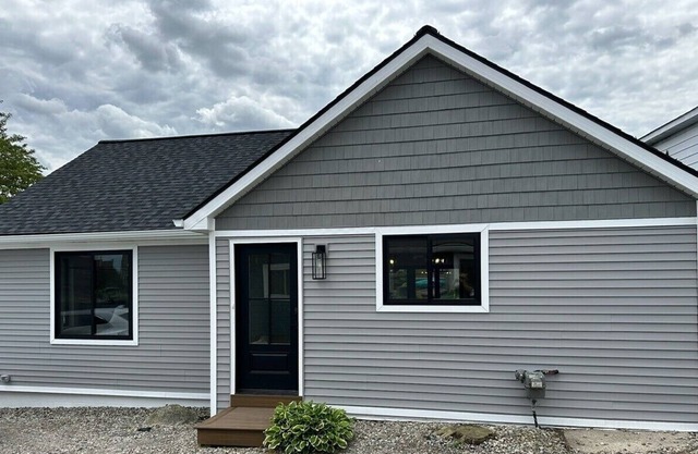 Waterfront Cottage in Lake Orion