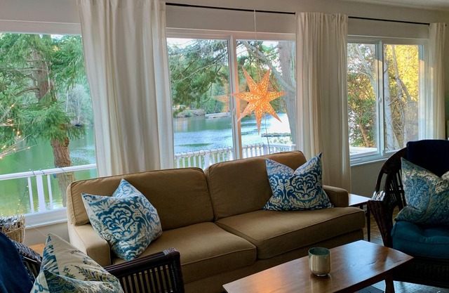 Waterfront cottage in serene Whaler Bay