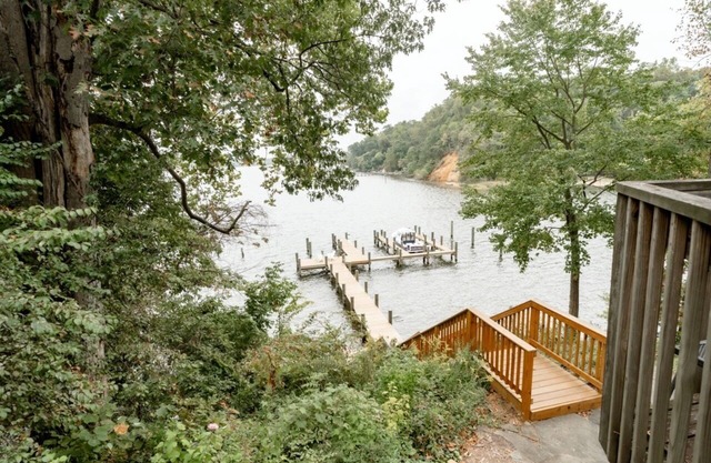 WATERFRONT COTTAGE ON SEVERN - STUNNING VIEWS - MINUTES FROM DOWNTOWN ANNAPOLIS