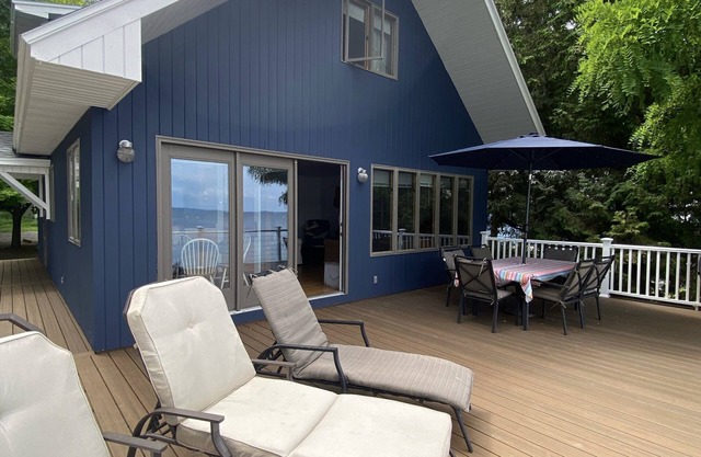 Waterfront Cottage On Beautiful Whites Bay