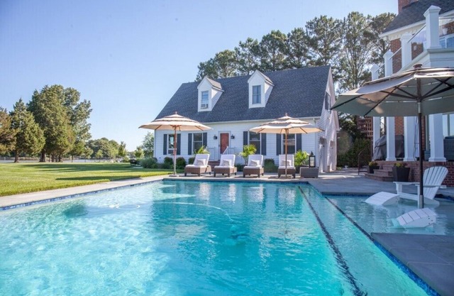 Waterfront Cottage, Private Hot Tub, Fire Pit, Pool - perfect Romantic Getaway