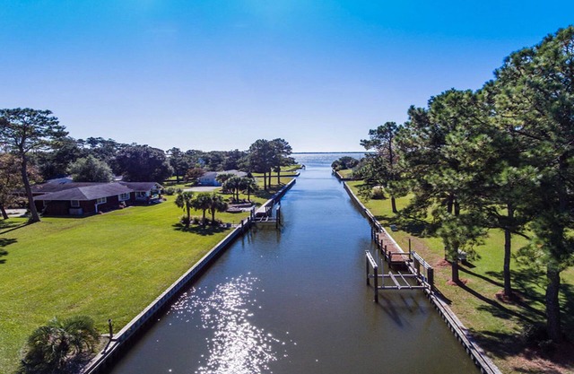 Waterfront Cottage w/Deep Water Dock-3BR/2BA