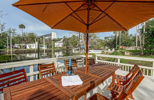 Waterfront Crystal River with Private Dock and kayaks-Primo despite Hurricanes!