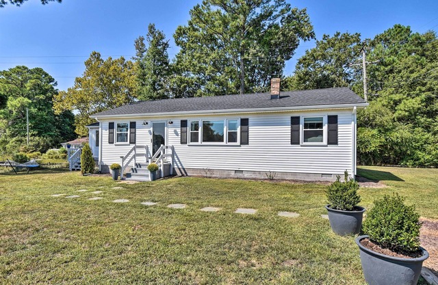 Waterfront Deltaville Cottage w/Fire Pit!