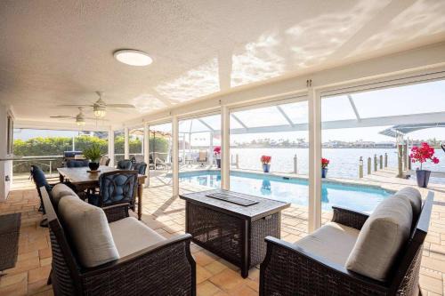 Waterfront Escape Luxurious Stay