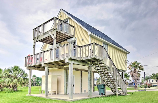 Waterfront Galveston Bay Retreat < 1 Mi to Beach!