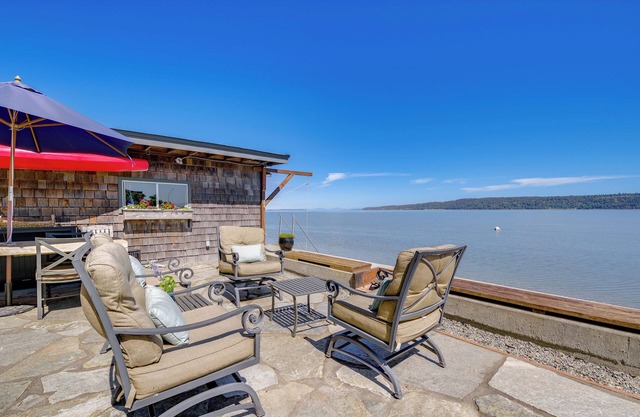 Waterfront Gem w/2 Patios on Camano Island