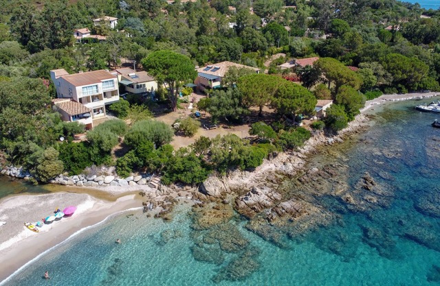 Waterfront ground-floor apartment for 6 with sea view