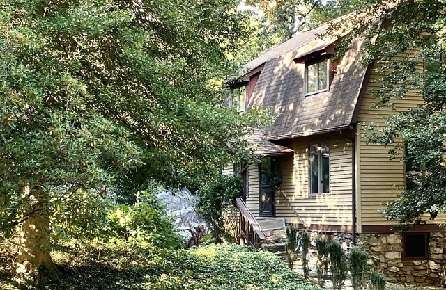 Waterfront Guesthouse, historic, cozy 5 star lodge facing Delaware River & Canal