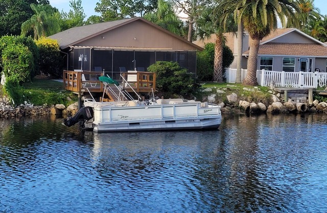 Waterfront, Heated Pool, Internet, Pontoon boat & kayaks. Monthly Stay Discount