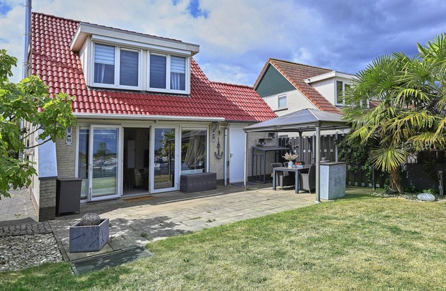 Waterfront holiday home with a large garden