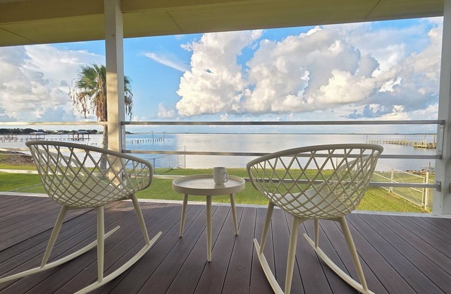 Waterfront home, 300' Fishing Pier w/Boat & Jet Ski Docks Between Kemah & Galv