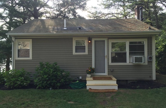 Waterfront Home In The Gateway To Cape Cod. 8 minutes to Bourne Bridge.