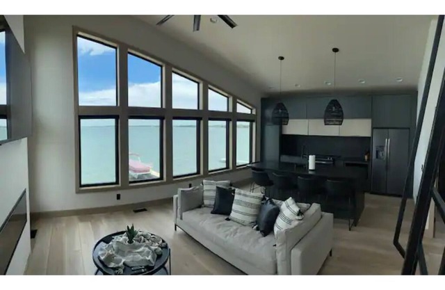 Waterfront Home on Lake Poinsett! 5 queen beds and a Beachfront Bar! Sleeps 10