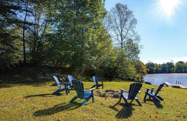 Waterfront Home on Lake Anna: Autumn Escape!