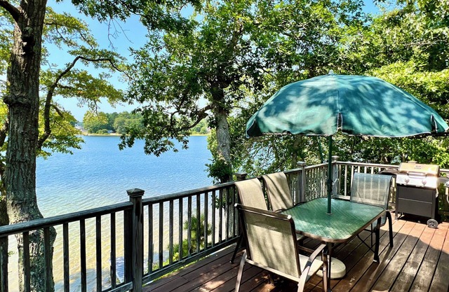Waterfront home on pristine lake w/large deck above water, 5 min from Cape Cod