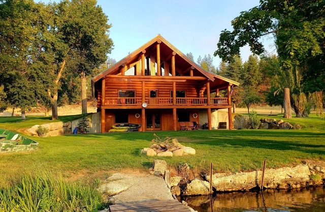 Waterfront home on Spokane River w/boat launch, firepit, privacy & views
