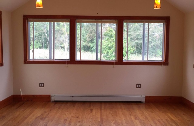 Waterfront Home With Recreational Dock! Great For Rafting, And Close To Beaches