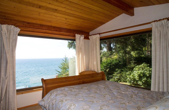 Waterfront home with jaw-dropping views, easy beach access, hot tub