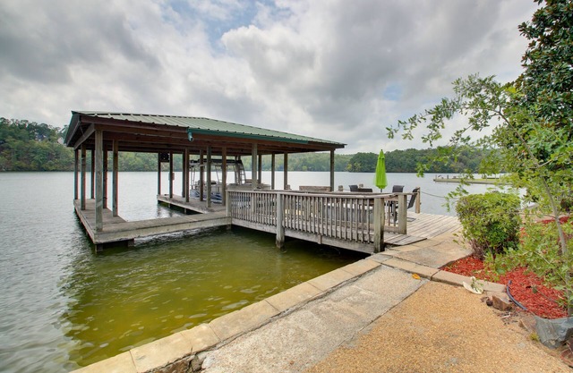 Waterfront Hot Springs Home: 19 Mi to Nat’l Park!