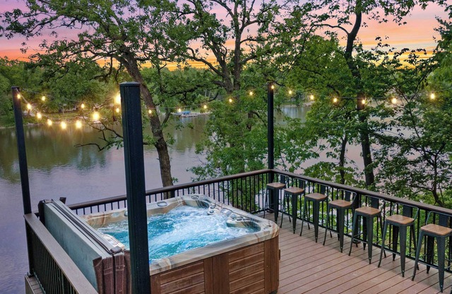 Waterfront - Hot Tub - Sauna - Game Room - Pets