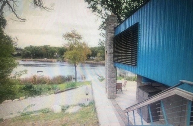 Waterfront House. Minutes to Legacy Center; 25 minutes to the Big House!