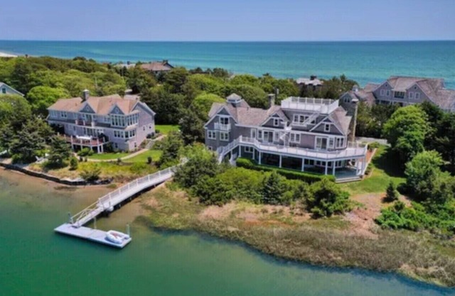 Waterfront in Great Island, West Yarmouth, MA -private beach access -sleeps 13