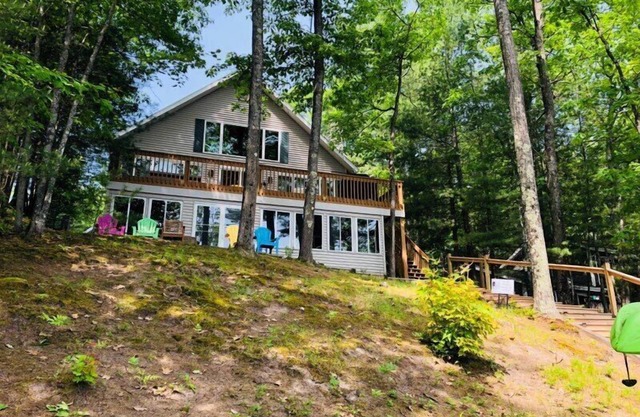 Waterfront in Traverse City. Pool table. NEW! Hot tub. Pet okay.