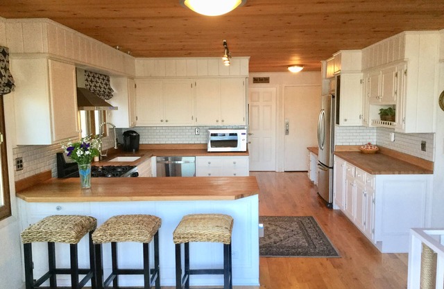 Waterfront Lake Ripley getaway. Kayak, paddleboard and fish from private pier!