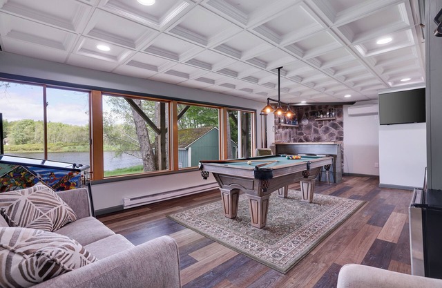 Waterfront Lakehouse: Lakefront, Views, Sauna, Kayaks, Games, Pinball, and more