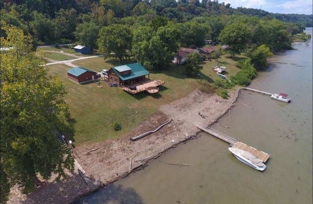 Waterfront Log Cabin and Boaters Paradise with Private Boat Dock Access