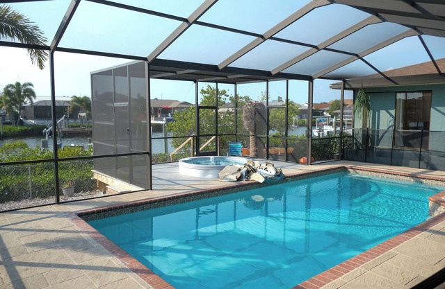 Waterfront Oak Retreat, Renovated Pool, Spa/Dock/2 King BR, kayaks/Pet-Welcome