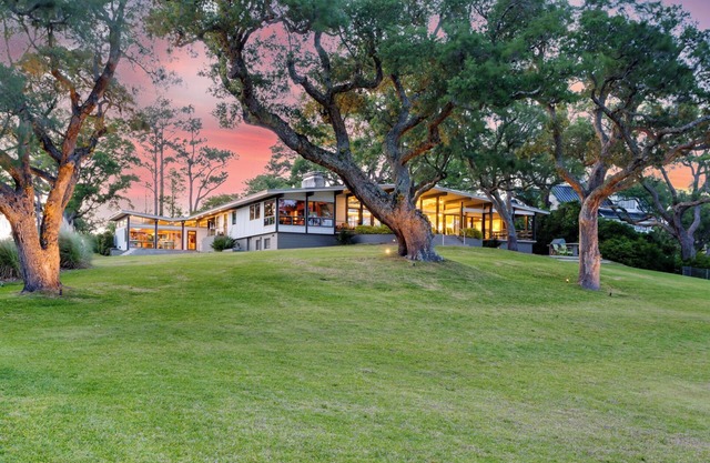 Waterfront Oasis: Dock, Recreation Hall & Pet-Friendly!