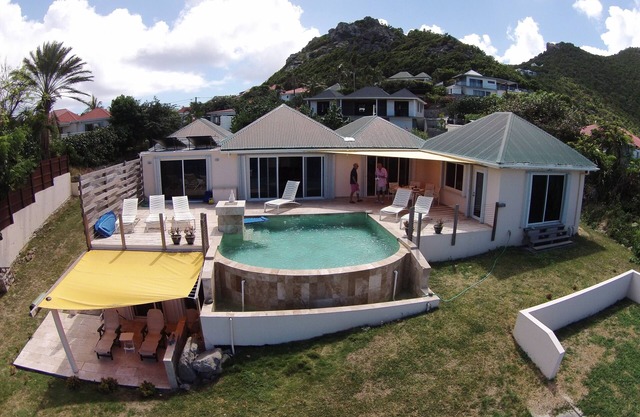 WATERFRONT PRIVATE ESTATE ! CHECK OUR REVIEWS 95% RETURNING GUESTS WALK TO BEACH