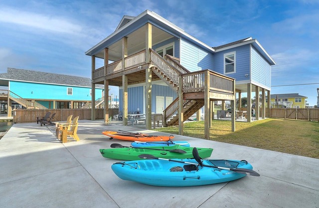 Waterfront, private lighted pier, kayaks, stand up paddle boards!