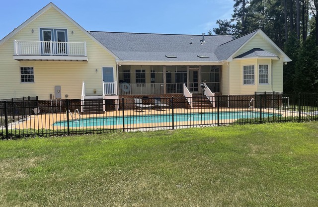Waterfront retreat w/pool, dock & fire pit in Urbanna. BRING YOUR BOAT!