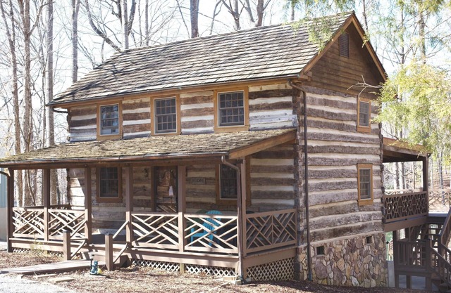 Waterfront rustic Cabin close to Bridgewater in the best cove on the lake!