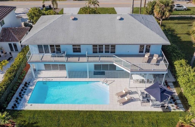 Waterfront Sanctuary, Heated Pool, Parking, Sauna